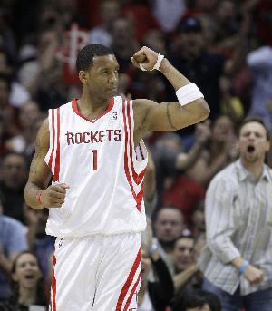 盖伊：进NBA后第一个打爆我的人是麦迪 季前赛他在我头上砍42分
