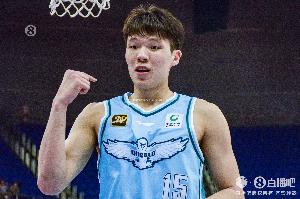 一柱擎天！杨瀚森18分钟7中6砍17分14板&另有3断2帽 正负值+32