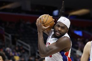 累积12个技犯+6个恶犯！薪资专家：很好奇NBA会处罚触发斯图尔特