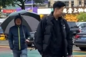 😄😄黄牛推荐黄思静优惠买票 后者：你问问旁边的人我是谁