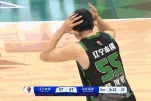 韩德君抢篮板再次犯规上场不到6分钟吃到第5犯抱头不敢相信！