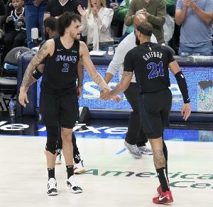 两大中锋即将归位！队记：加福德与莱夫利均参加了投篮训练