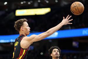 无力回天！丹尼尔斯13中11空砍22分10板3断2帽 也有6失误