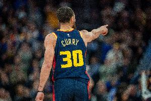 37岁19天！库里单节至少揽15分5板+5三分 NBA历史最老！
