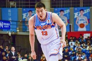 最后时刻崴脚！李炎哲7中5高效拿下15分2板3助4帽