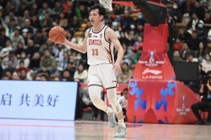 吴前替补29分钟 10中5&三分8中3拿15分8助2断 也出现3失误5犯规