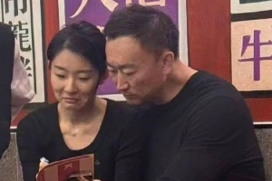 妻子晒刘维伟和小三同框照：篮协CBA青岛不管我们自己管 正义必胜
