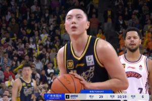 😍他值得！胡明轩一攻一防终结比赛 罚球时“MVP”呼声震天响！