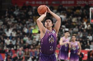 表现不错！邹雨宸半场出战11分钟 6中4拿到9分2篮板