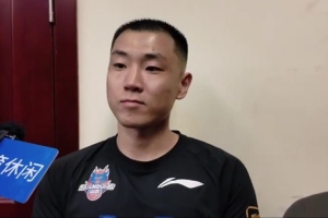 高诗岩：季后赛还没有结束 第一场输了就是输了 要向前看