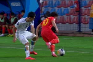 半场-国少暂1-1乌兹别克斯坦 张城瑞补射破门依合散神扑救险