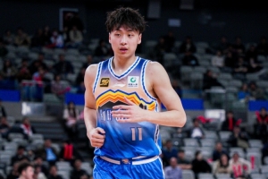 下半场及时回暖！齐麟14中6砍18+4+2+2断 下半场16分