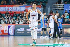 高诗岩上半场20分钟三分4中2 拿到8分3篮板2助攻2抢断