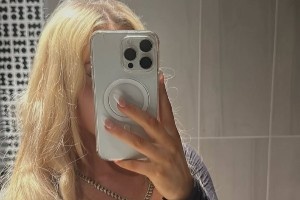 知道兄弟们爱看😍！凯-琼斯女友晒照：小周末