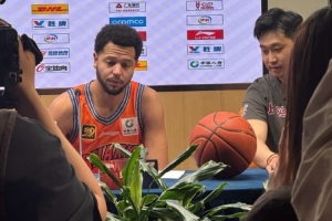 生涯之夜！贡献超神表演的哈维赛后拿到了本场比赛用球
