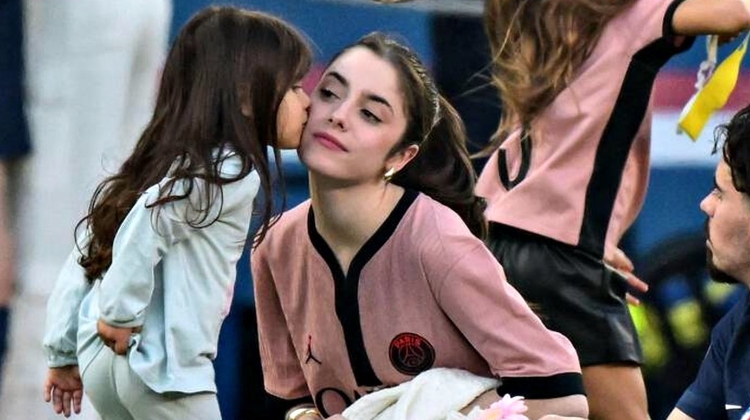 绝美面庞😍维蒂尼亚女儿见了内维斯女友都忍不住要亲一口😘