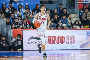 防守奇兵！黄荣奇半场疯狂纠缠哈维 拿到3分出现5犯规