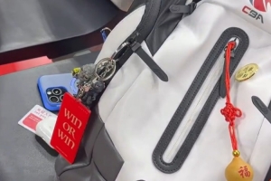 一生要赢的Ben Li👀李弘权包挂和球鞋都有“win or win”字样