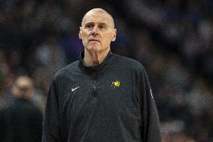首轮打雄鹿！卡莱尔：他们有两位世界顶级球员 今年更强了