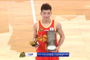 盆满钵满！广厦胡金秋&孙铭徽&王博赛前领取MVP&DPOY&COY奖杯