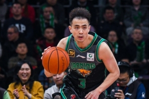😤辽宁定海神针！赵继伟17中11&8记三分球轰33分5板3助！