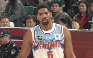 都很硬！哈雷尔半场11中7得15分6板 劳森打满24分钟得15分7板