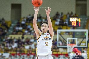 准！赵继伟上半场5投4中&三分4中3 攻下11分1助