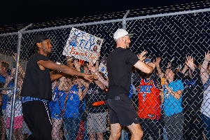 👏💙老传统了！俄城球迷夜晚接机⚡️高喊O-K-C！