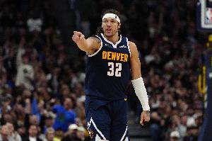 猛💪戈登上半场10中5砍下13分7篮板2抢断 其中5个前场篮板