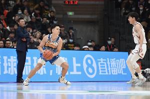 苦苦支撑！伊力福拉提7中5砍并列半场最高15分 三分3中2