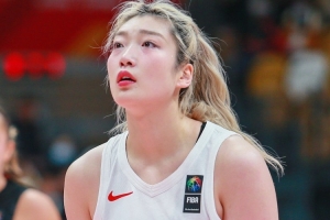 媒体人：李梦缺席亚洲杯 对中国女篮是不小的损失 希望她早日康复