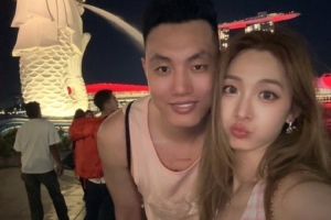 翟晓川妻子晒游玩新加坡的近照：每天无比充实 又累又热
