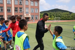 亚泰足球下基层：关爱乡村校园 亚泰足球送课辽源寿山镇中心小学