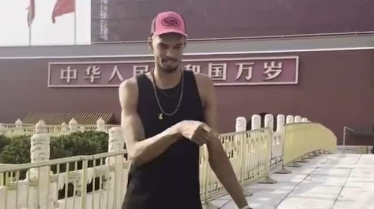 😎文班离开少林寺后还前往北京天安门广场瞻仰了一番！