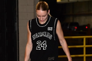 WNBA状元佩奇晒照😍NBA众多单身汉点赞：布克、普尔、雷霆三人~