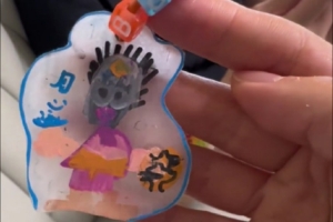 抽象派画家！糊糊涂涂描绘周琦 后者调侃：这太丑了吧