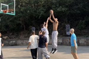 少林篮球！文班亚马在少林寺水泥地赤膊上身与粉丝切磋👀