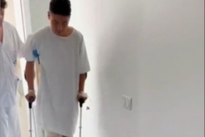 还想踢！武磊在西班牙接受膝盖手术&艰难拄拐！身价已跌至70万欧