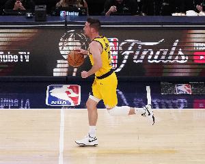 神奇不再！麦康纳半场5投2中 拿到4分3板3助1断1帽
