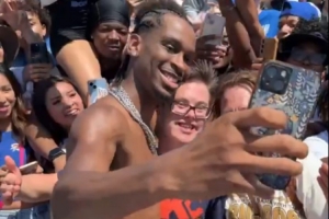 亚历山大赤膊与球迷各种自拍🤳 全场高喊MVP