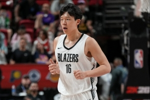 震惊外网！美媒ClutchPoints发推感叹：杨瀚森暴力隔扣🤯