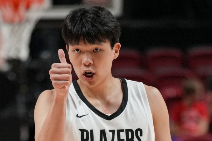 😤杨瀚森举火烧天隔扣！美媒Hoop Central惊叹：杨TMD瀚森！