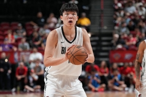 💪影响力！杨瀚森罚篮时 现场的中国球迷大喊“杨瀚森MVP”