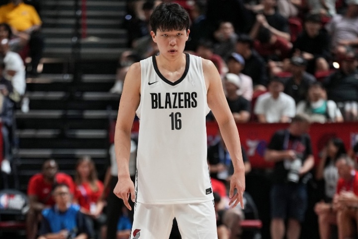 🤣小心保罗举报！拓记：显然杨瀚森不怎么爱把球衣塞进腰间