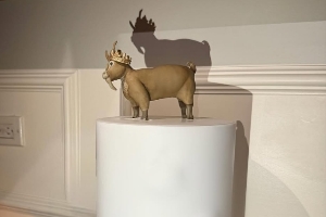 亚历山大庆祝27岁生日 蛋糕上站着头戴皇冠的山羊👑🐐