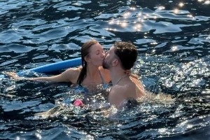 性感比基尼+水中激吻😍！女友晒度假合照 申京：我的最爱