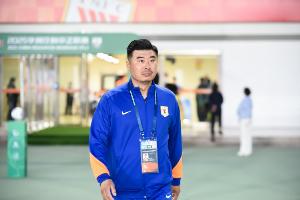 记者：泰山队需要给韩鹏足够的耐心，另外就是肯定要用年轻人