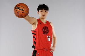 媒体人：杨瀚森这几场的适应能力真不错 总是困难开局先抑后扬