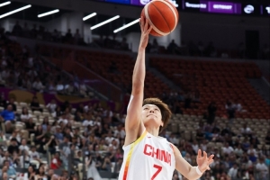 攻防给力！杨力维半场4中3高效拿下7分1板6助1断