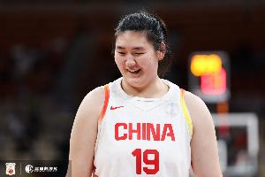 媒体人：有内线优势就要用起来 不能让张子宇一直折返跑浪费体力
